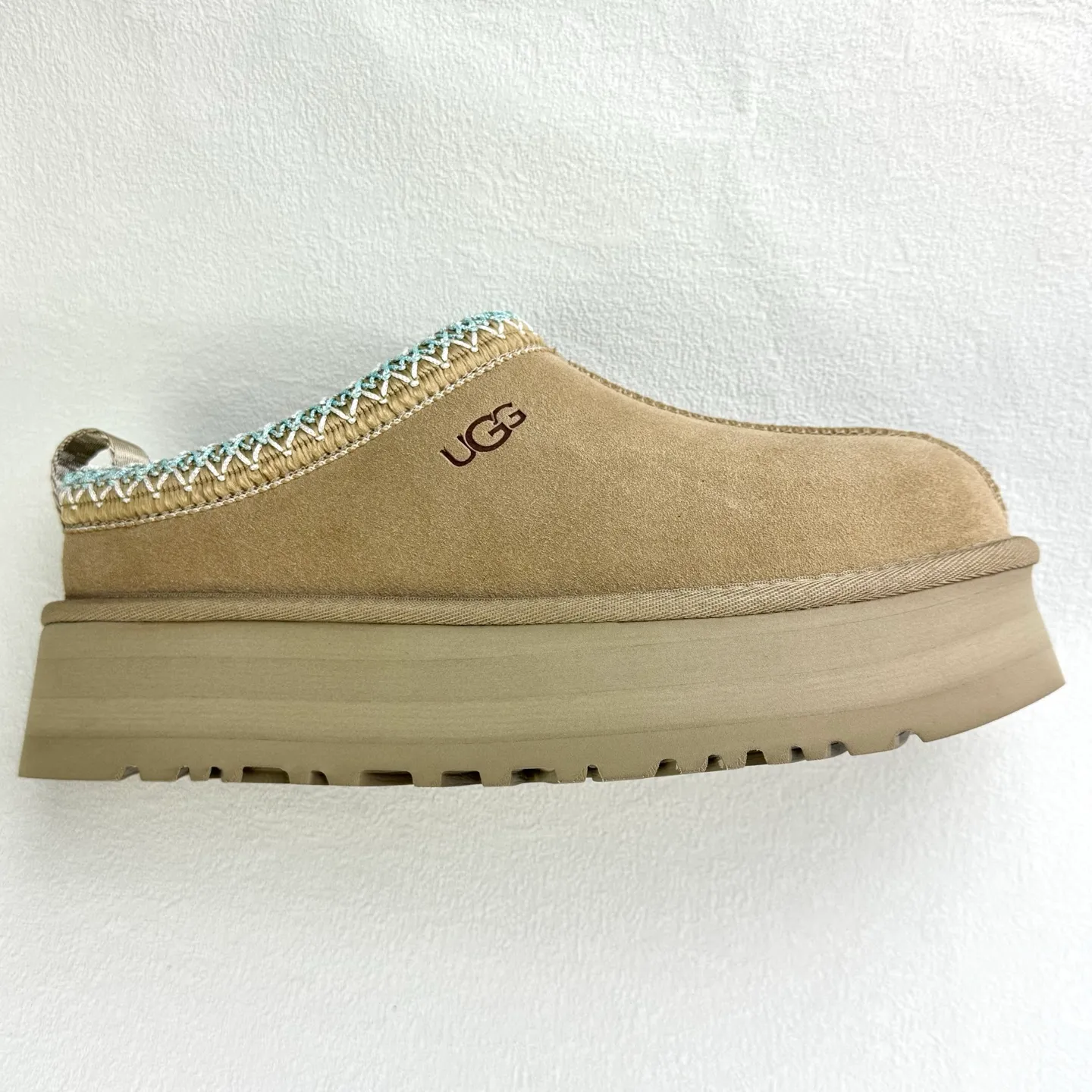 💰400 UGG Tats series thickened model Mule style toe-cap 5CM half slippers Ethnic style autumn and winter snow boots High-quality sheepskin and wool Integrated with high quality Warmth and heat sealing Made of TPU molded suede upper material Embedded with artificial curly wool plush lining and 10mm UGGPURE™ implanted wool lining and removable UGGPURE™ implanted wool insole Lightweight non-slip and comfortable rubber outsole with brand LOGO With complete packaging Official item number: 11225532722 Size: 35 36 37 38 39 40